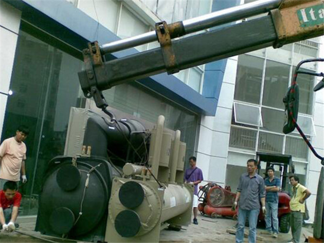 安徽随车吊和汽车吊的核心区别是什么？哪种更省钱？